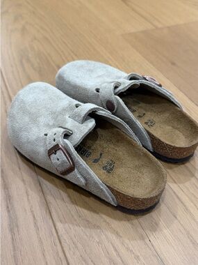 Birkenstock Kids Suede Clog in Light Gray with Copper Buckle